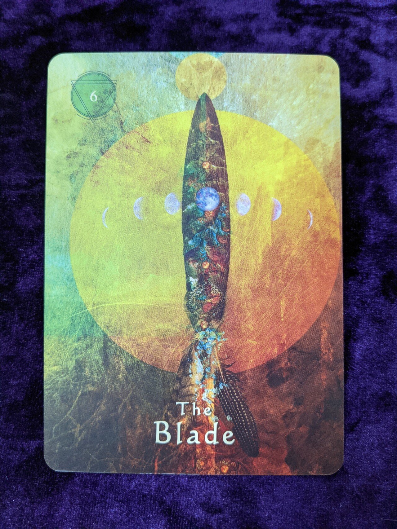 The Blade 剣 剣は鋭い武器ですが 使い方はその人次第です 人に向けて使えば武器になり 大地に向けて使えば 地球のパワーを吸収するアイテムになります また 使い方次第で様々な役に立つ 純 天笑 Note