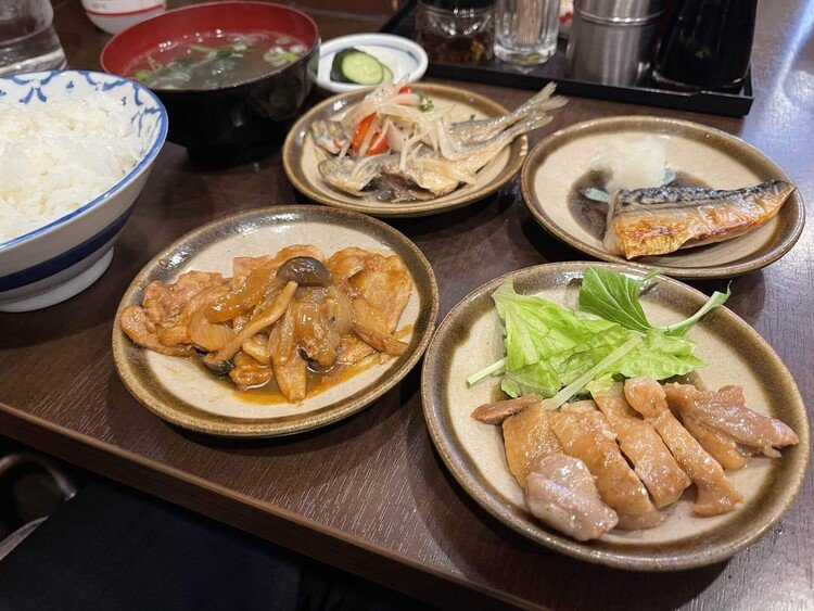 本日は東京大神宮近くの沖縄料理の 島 さんにておかず8品から②、④、⑦、⑧をチョイスした4品の定食を頂きました。手作りおかずはどれも美味しくて、ご飯が先になくなってしまいました。沖縄風のスープも、糠漬けも美味しかったです。#神楽坂ランチ