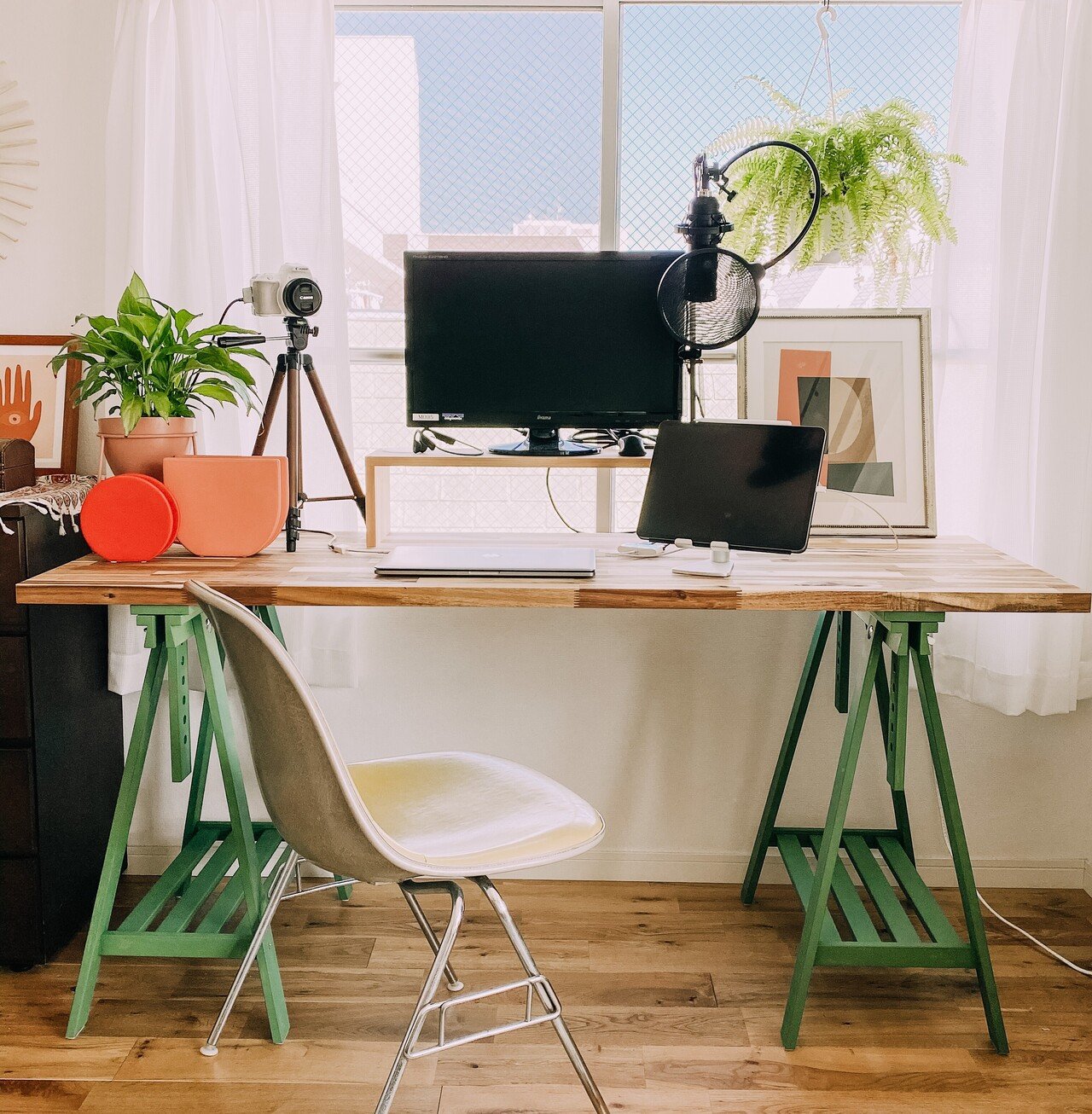 私のワークデスクの正解→無垢材天板・IKEA架台・コンデンサマイク