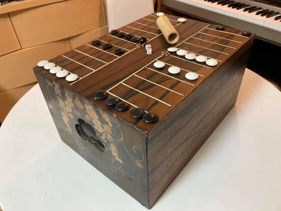 時代物 双六盤 幅38.3cm 漆塗 木製 大名道具 江戸期 玩具 雙六古美術品 盤双六考②｜『あそび』と『まなび』研究所