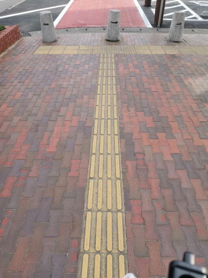 かほく市道の駅高松の点字ブロック あうわ 視覚障害者の働くを考える会 Note