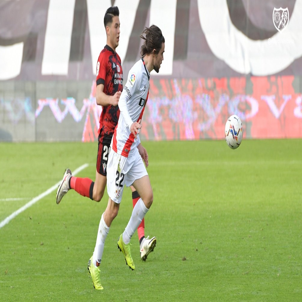 1 4 3 3 においてアンカーへのパスコースをどう作るのか サイドバックはいつ内側にドリブルで運ぶことができるのか 小嶋将太 アナリスト Note