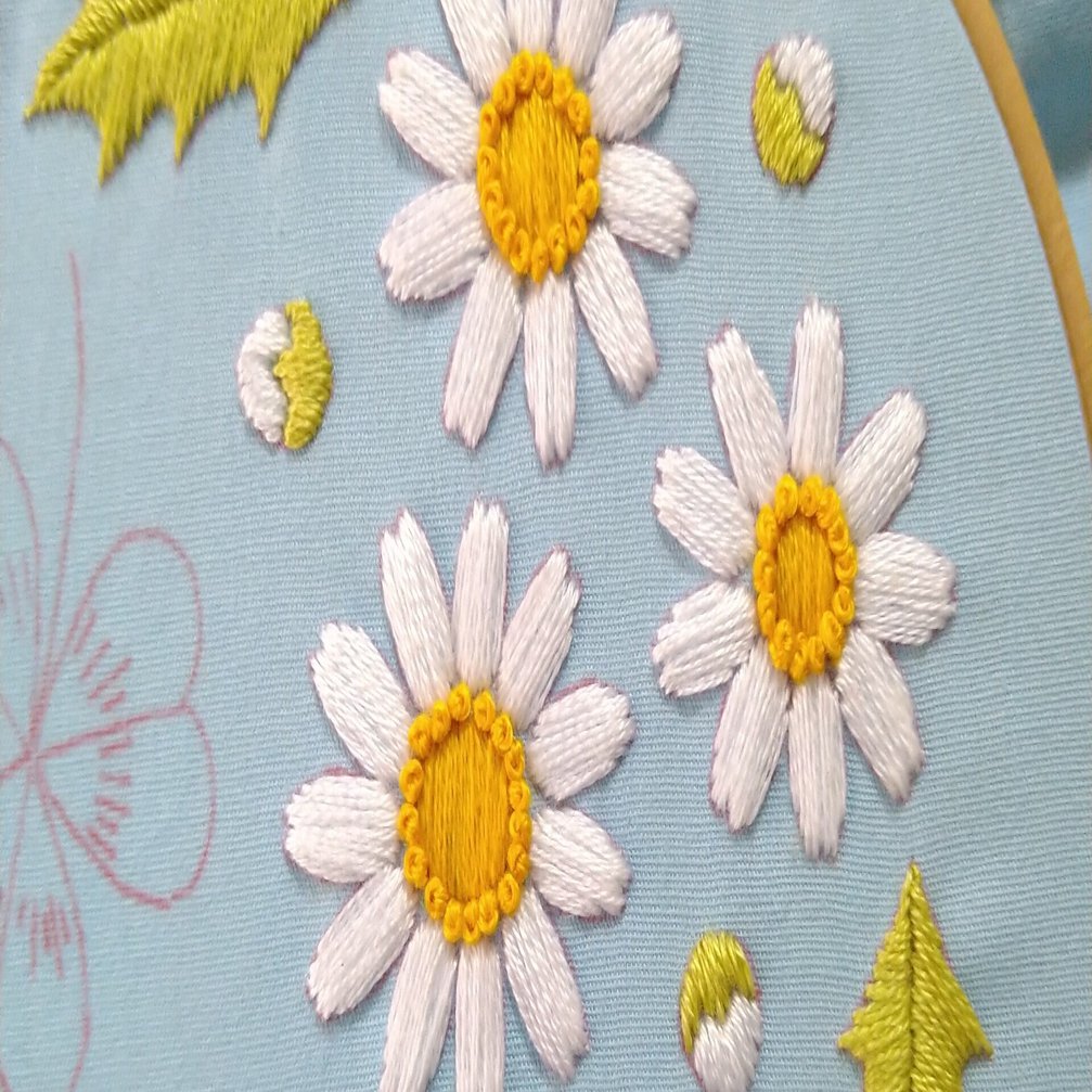 てんとう虫とクローバーの刺繍枠キットを作ろう ステップ6 マーガレットのつぼみ Apostrophe S 刺繍雑貨作家 Note