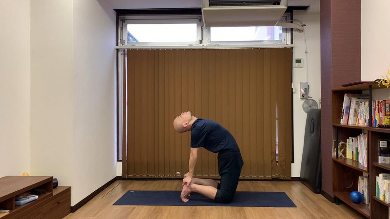 ラクダのポーズが出来ない人へ 胸椎を柔らかくするエクササイズ法 身体の硬い人の為のパーソナルヨガスタジオ顔晴る がんばる ジム Note