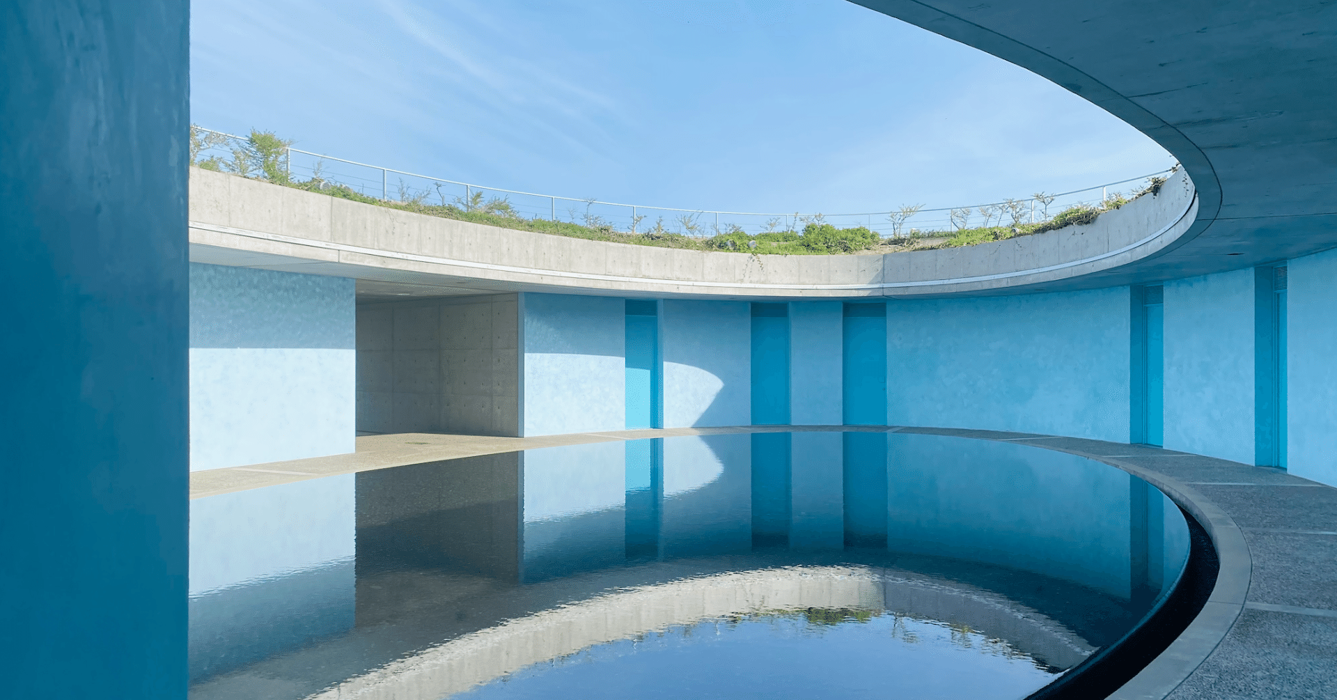 淀みのない青の芸術 ベネッセアートサイト直島 Naoya Hanaoka Hotel She Note