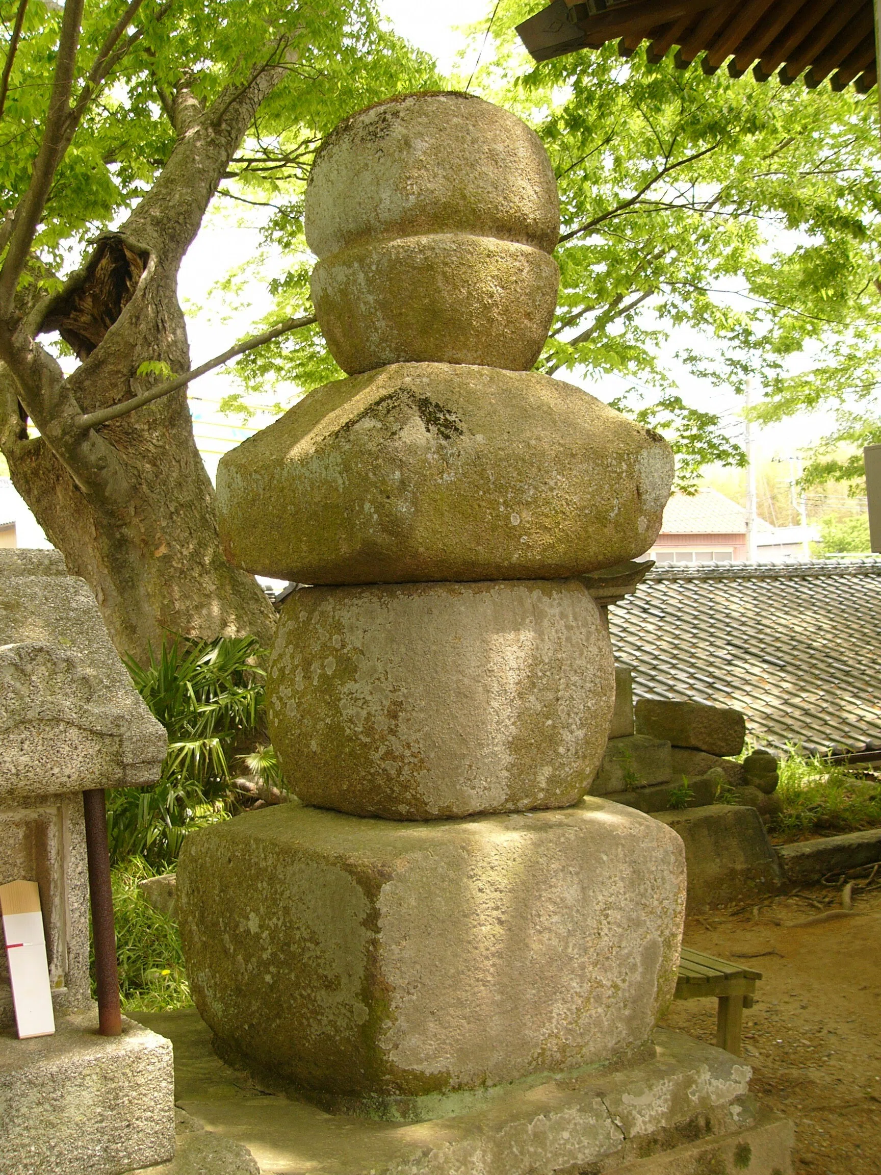 北関東の石造物㉟：八坂神社五輪塔・延寿院五輪塔・小田城跡五輪塔｜綾