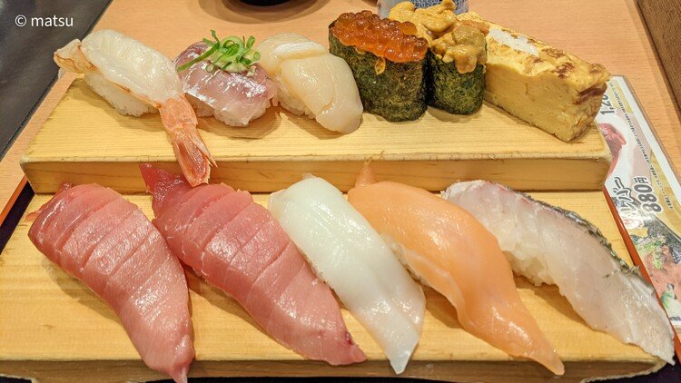 こだまでしっかり寝たあと静岡到着。さっそく昼ご飯でおーすーしー。静岡で有名な「沼津魚がし鮨」へ。ネタがデカい！
