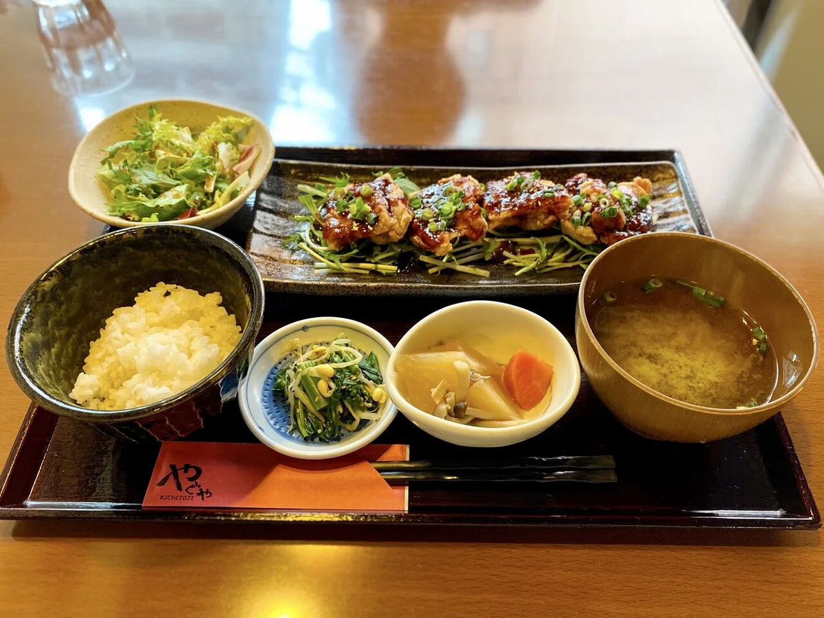 02.やぐやのからあげの定食