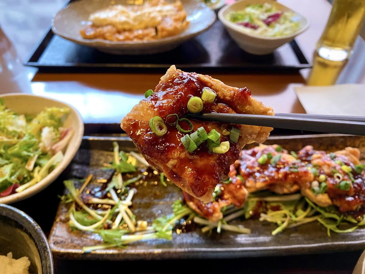 04.やぐやのからあげを食べるところ
