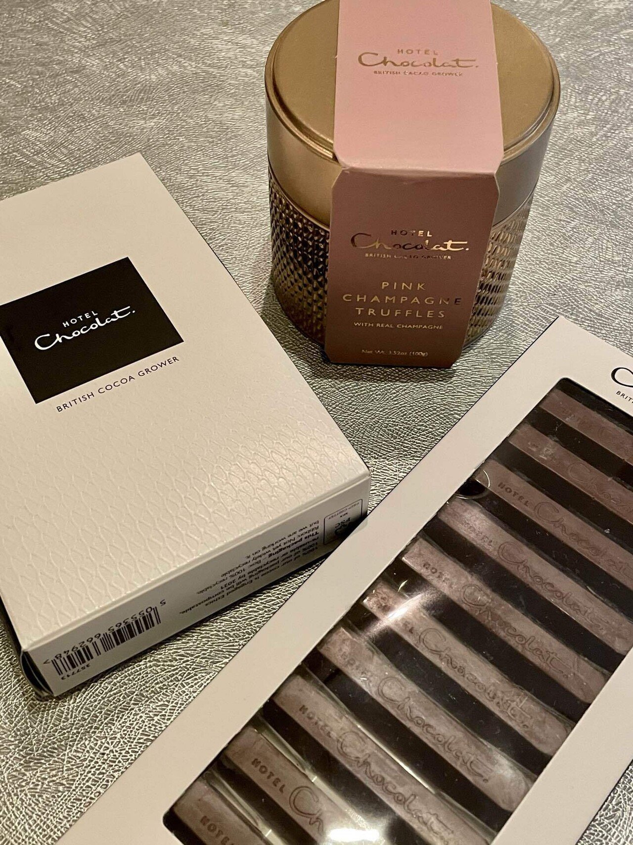 会社の後輩女子から貰った素敵すぎるチョコレート ピンクシャンパントリュフは エレガントな空気を纏ったパッケージが魅力的 誕生日でも記念日でもなく ただ似合う人に贈りたいと思う その豊かな発想に驚きま Sarah Yamanaka Note 会社の後輩女子から貰った素敵すぎるチョコレート ピンクシャンパントリュフは エレガントな空気を纏ったパッケージが魅力的 誕生日でも記念日でもなく ただ似合う人に贈りたいと思う その豊かな発想に驚きま Sarah Yamanaka Note