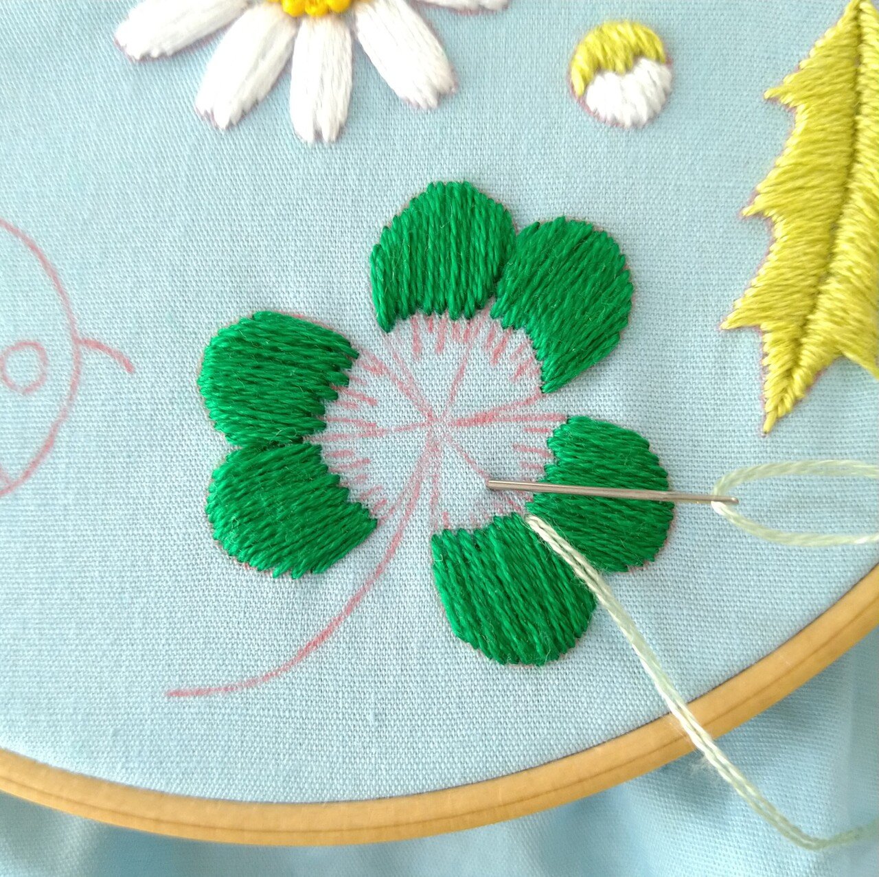 てんとう虫とクローバーの刺繍枠キットを作ろう* ステップ8