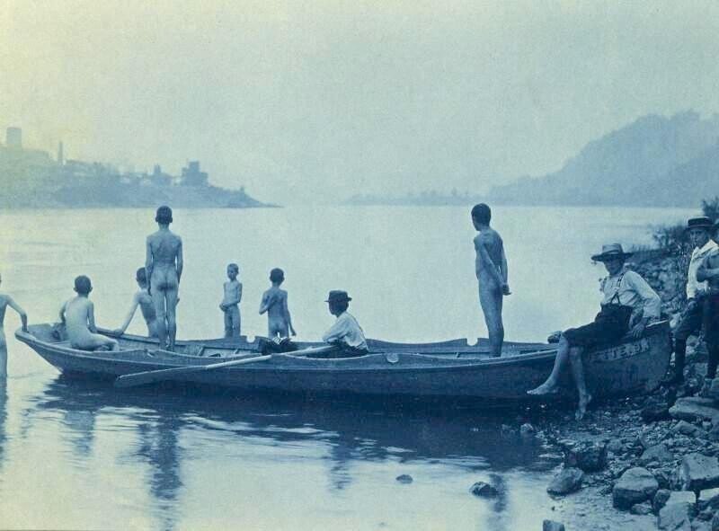 1880-ウェストバージニア州ホイーリング近くのオハイオ川のボートを持った少年たち