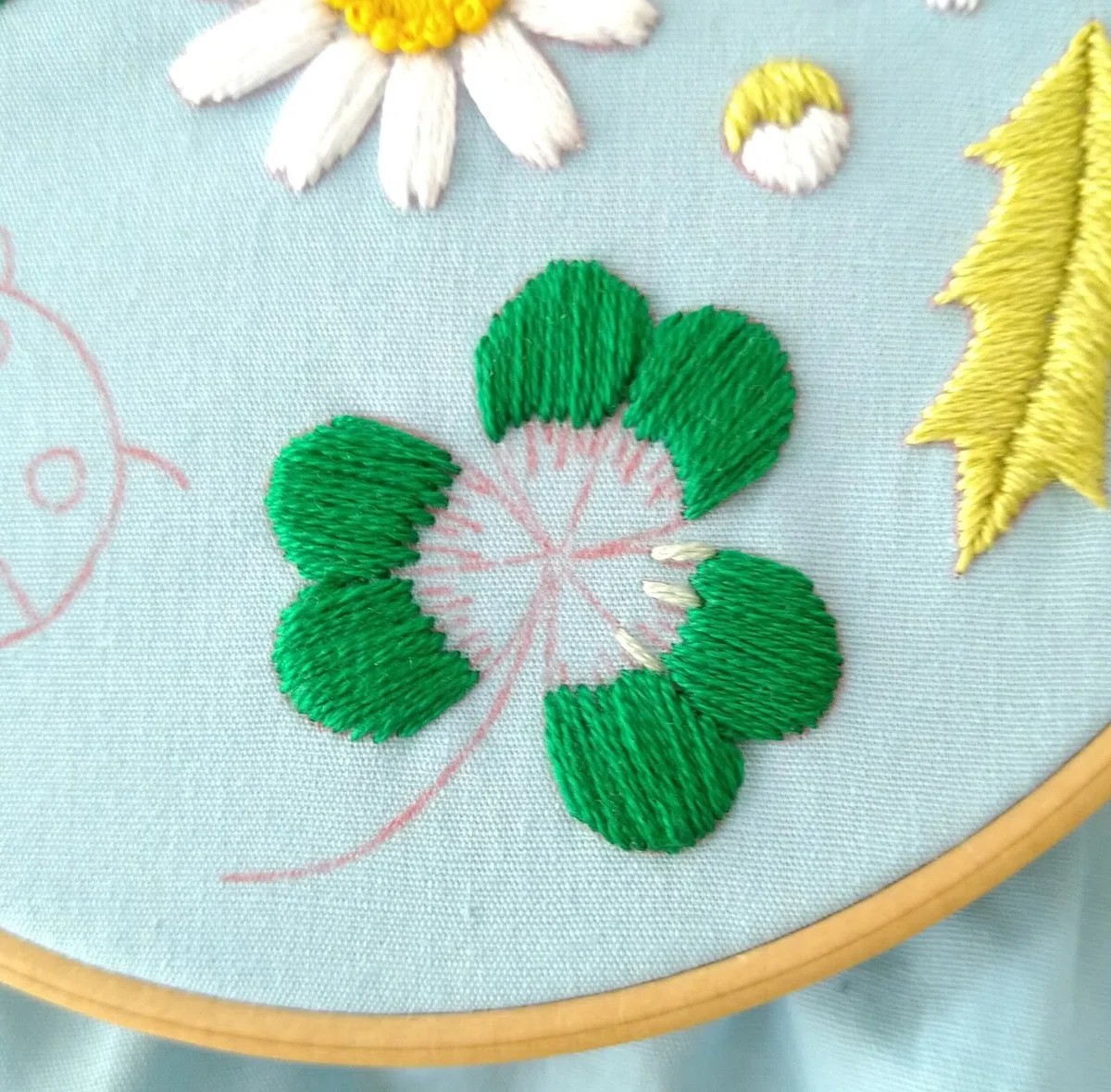 てんとう虫とクローバーの刺繍枠キットを作ろう* ステップ8 