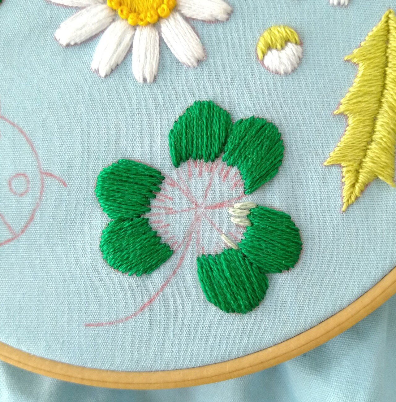 てんとう虫とクローバーの刺繍枠キットを作ろう* ステップ10
