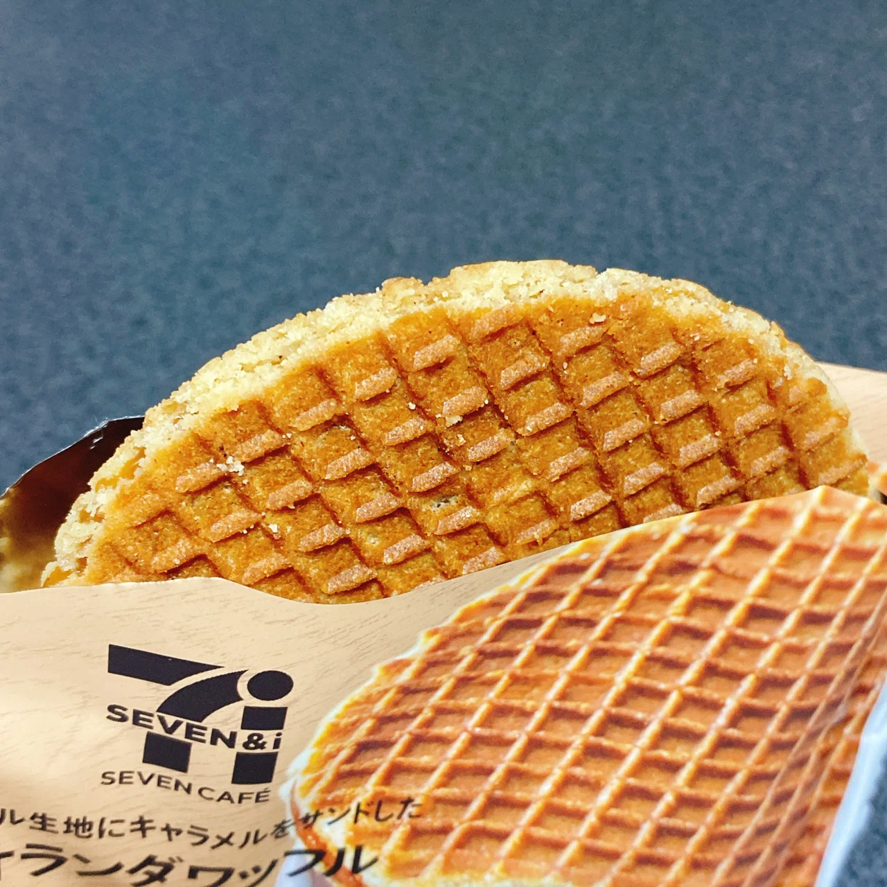 本場の味と噂のセブンイレブンの「オランダワッフル」を食べてみた