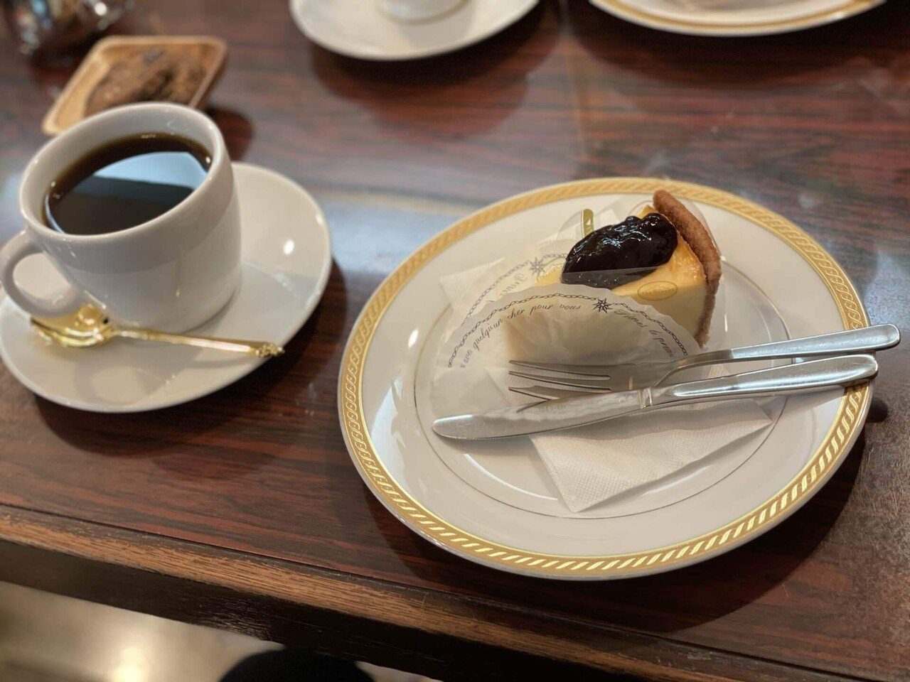 カフェkabutoyama 阪急甲陽園駅 西宮の高級住宅街に位置する 関西の名パティスリー ツマガリさん直営の カフェkabutoyamaは その名の通り甲山山系の 明光風靡な立地で オシ Nori Shinsawa Note