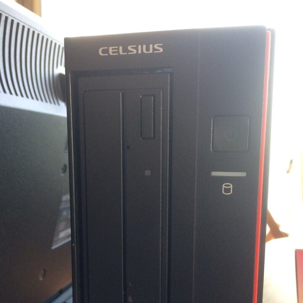 富士通 CELSIUS / 第4世代i7相当 Xeon搭載 ワークステーション