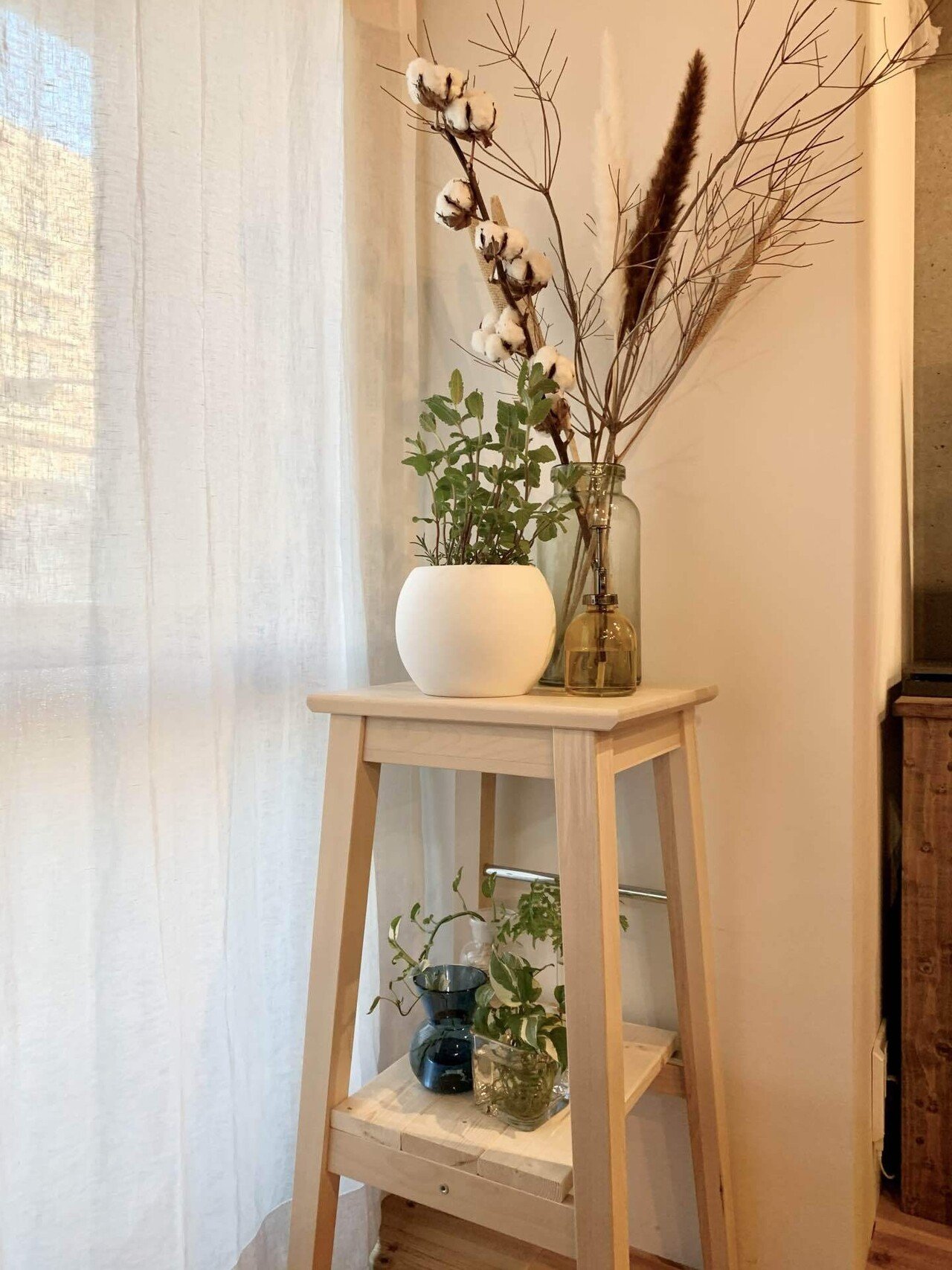 植物の定位置として窓際に置いているスツールに板を置いて一段増やしました 下の段にも植物置けるようになった 相方のアイデア ホームセンターに板を調達しに行ってくれました サイズもピッタリ 観葉植 Hidemaroom Note 植物の定位置として窓際に置いているスツールに板を置いて一段増やしました 下の段にも植物置けるようになった 相方のアイデア ホームセンターに板を調達しに行ってくれました サイズもピッタリ 観葉植 Hidemaroom Note