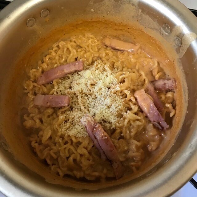 5_チーズ、ベーコン入れる