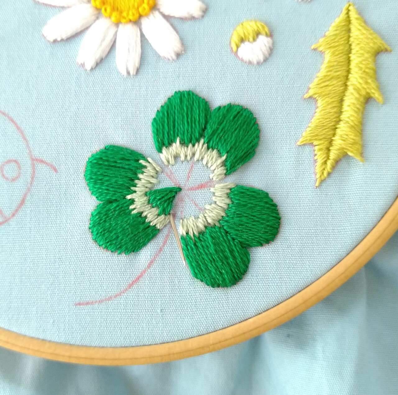 てんとう虫とクローバーの刺繍枠キットを作ろう* ステップ9