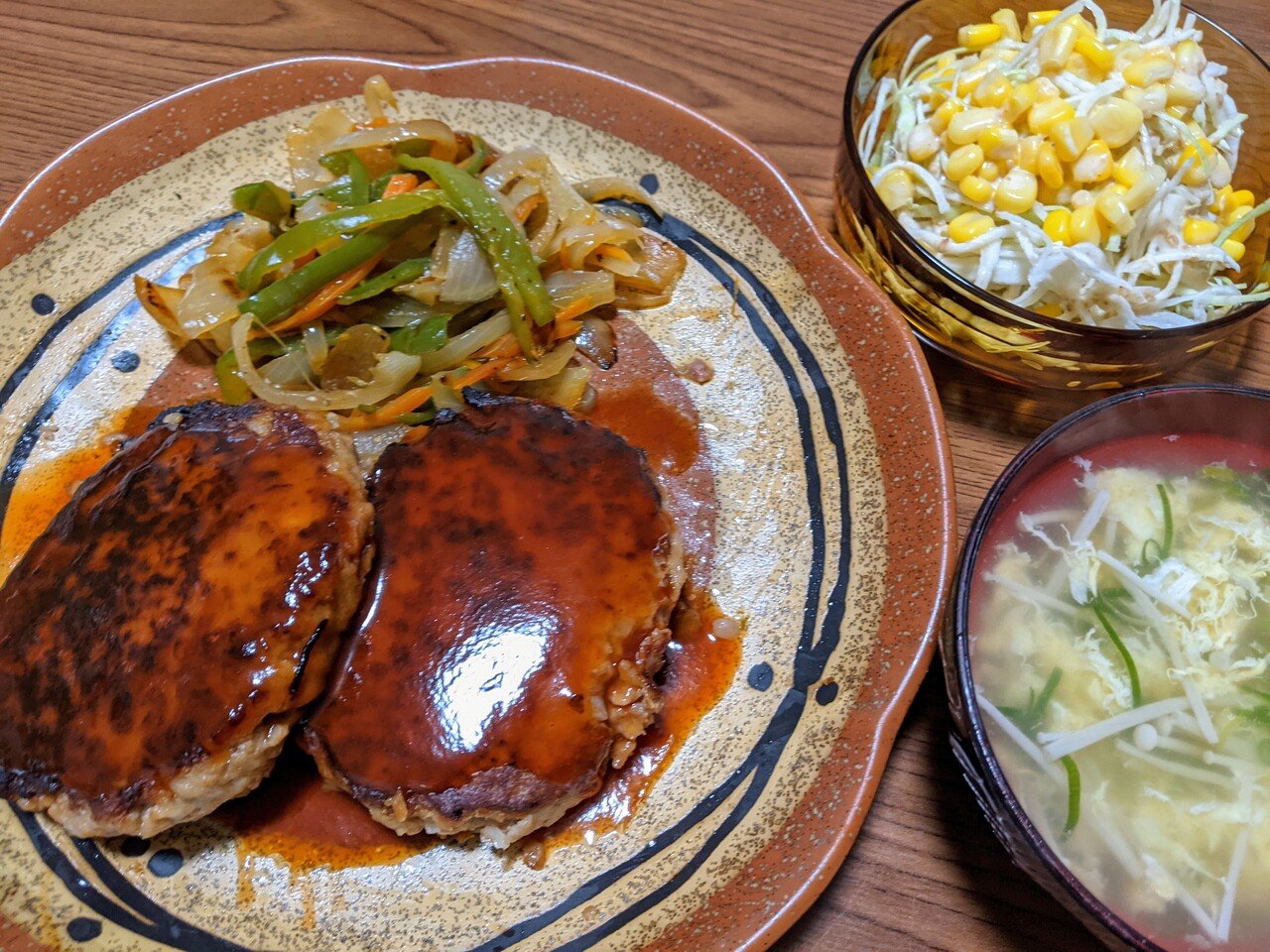 今日の晩ごはん ハンバーグ 野菜ソテー ピーマン 人参 たまねぎ サラダ キャベツ コーン スープ 卵 えのき 青ネギ 久しぶりの ハンバーグ かよ 管理栄養士 主婦 Note 今日の晩ごはん ハンバーグ 野菜ソテー ピーマン 人参 たまねぎ サラダ キャベツ コーン スープ 卵 えのき 青ネギ 久しぶりの ハンバーグ かよ 管理栄養士 主婦 Note