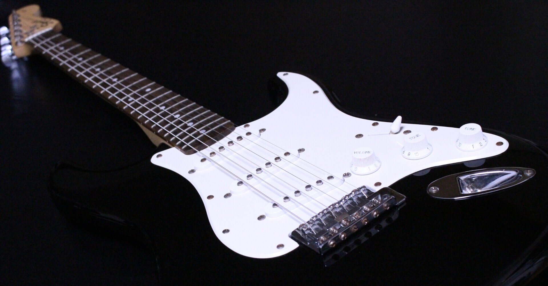 当店の記念日 機材紹介Vol.3 Squier Stratocaster｜k Affinity ギター