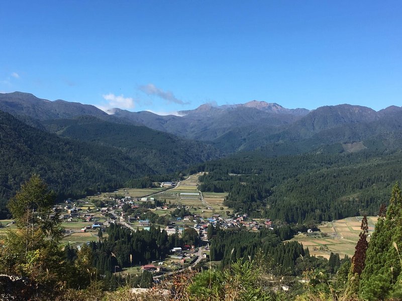 191013集落全景）石徹白地区ー白山連峰、旧シャーロットタウンスキー場