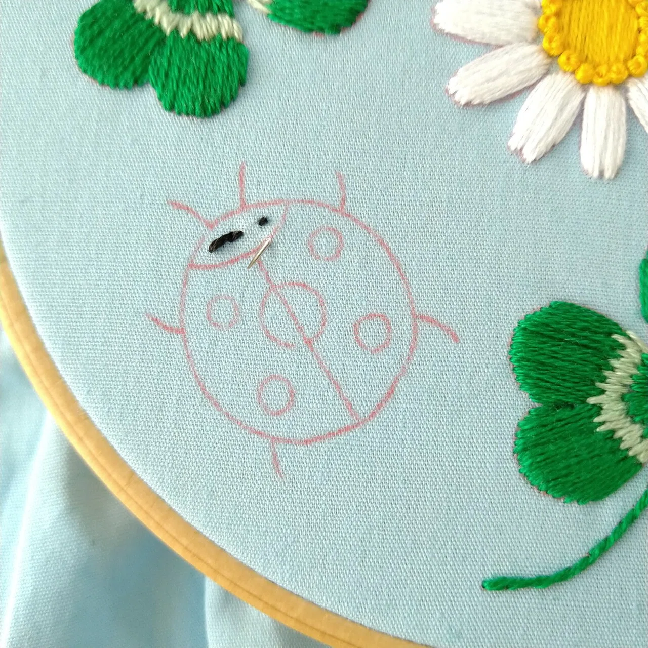 てんとう虫とクローバーの刺繍枠キットを作ろう* ステップ10
