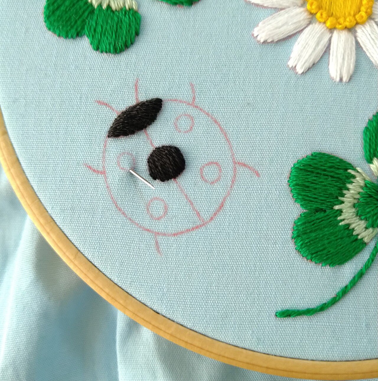 てんとう虫とクローバーの刺繍枠キットを作ろう* ステップ10 てんとう虫とクローバーの刺繍枠キットを作ろう* ステップ10