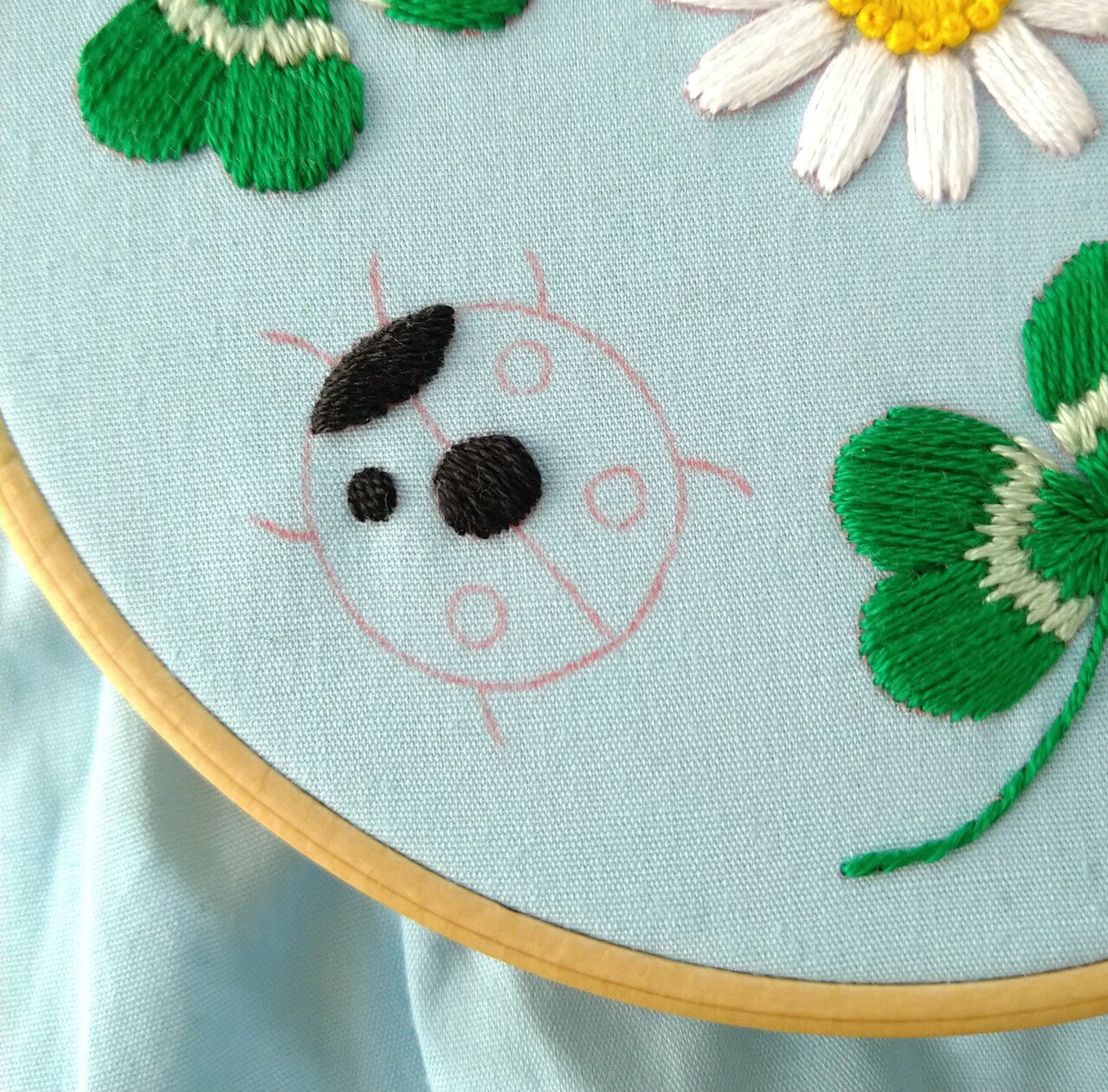 てんとう虫とクローバーの刺繍枠キットを作ろう* ステップ10