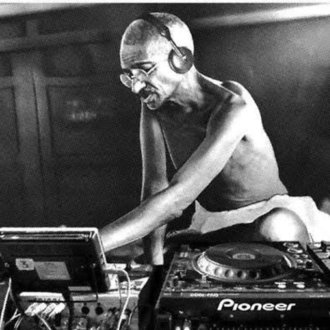 芦田央(DJ GANDHI)