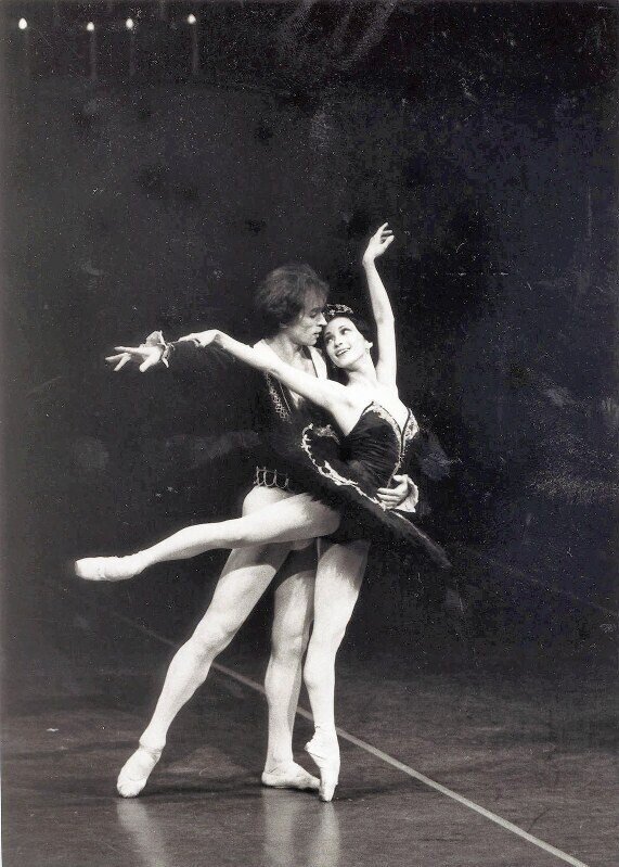 野望高き天才ダンサー ルドルフ ヌレエフへの考察、犠牲の上の自由とは