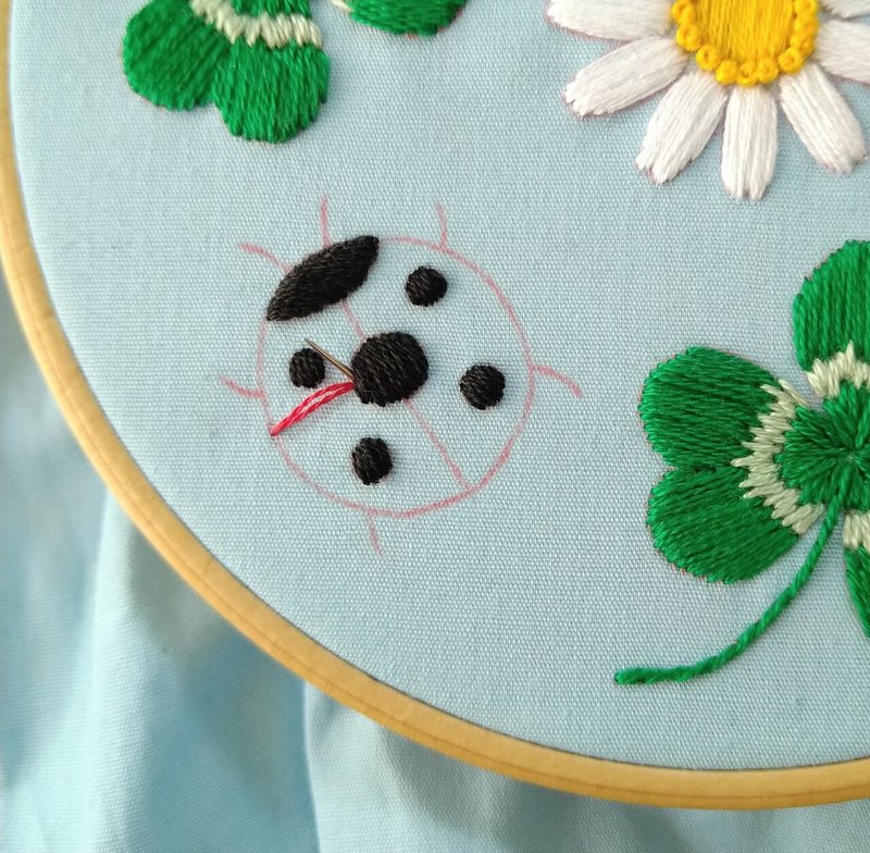 てんとう虫とクローバーの刺繍枠キットを作ろう ステップ11 てんとう虫の刺繍2 Apostrophe S 刺繍雑貨作家 Note