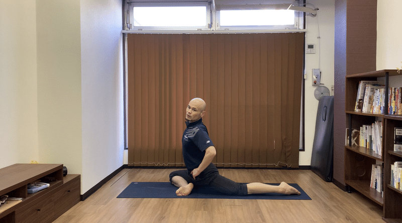 身体の硬い人向けのハトのポーズの練習方法 下半身編 身体の硬い人の為のパーソナルヨガスタジオ顔晴る がんばる ジム Note