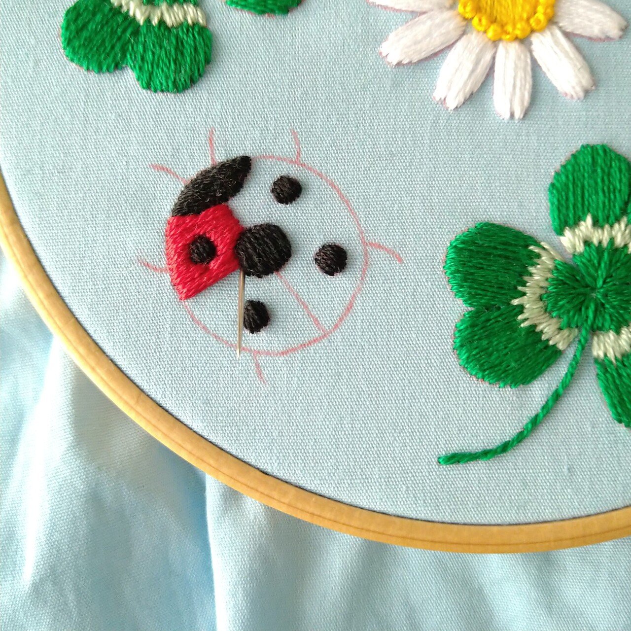てんとう虫とクローバーの刺繍枠キットを作ろう* ステップ11
