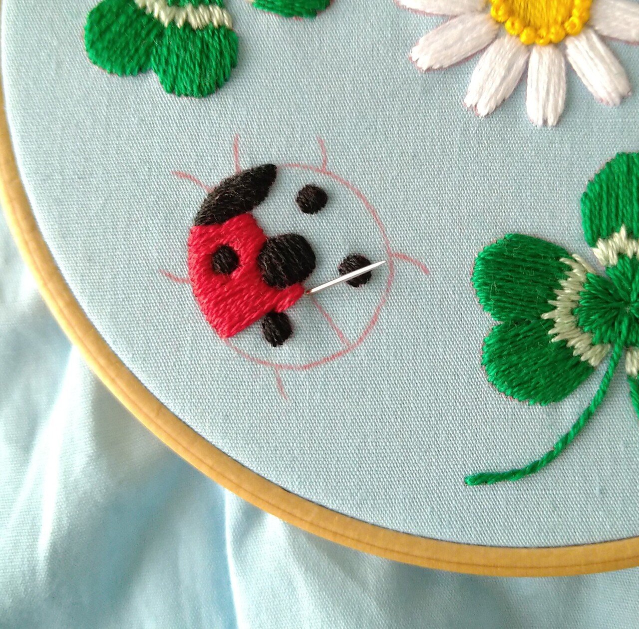 てんとう虫とクローバーの刺繍枠キットを作ろう* ステップ11
