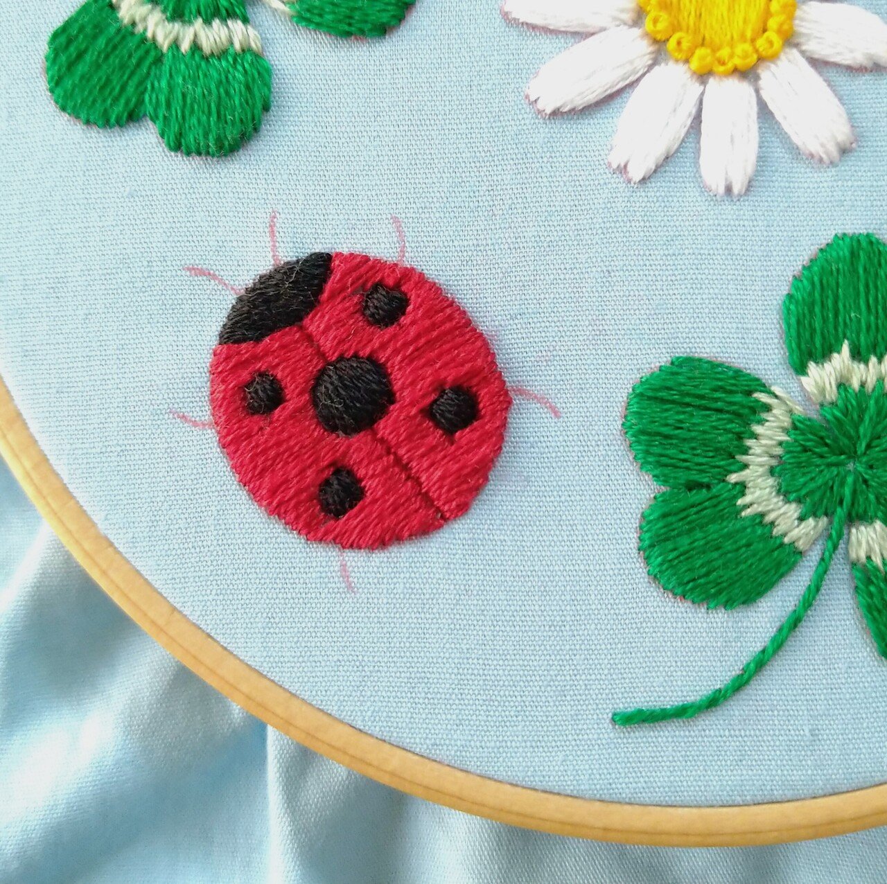てんとう虫とクローバーの刺繍枠キットを作ろう* ステップ11