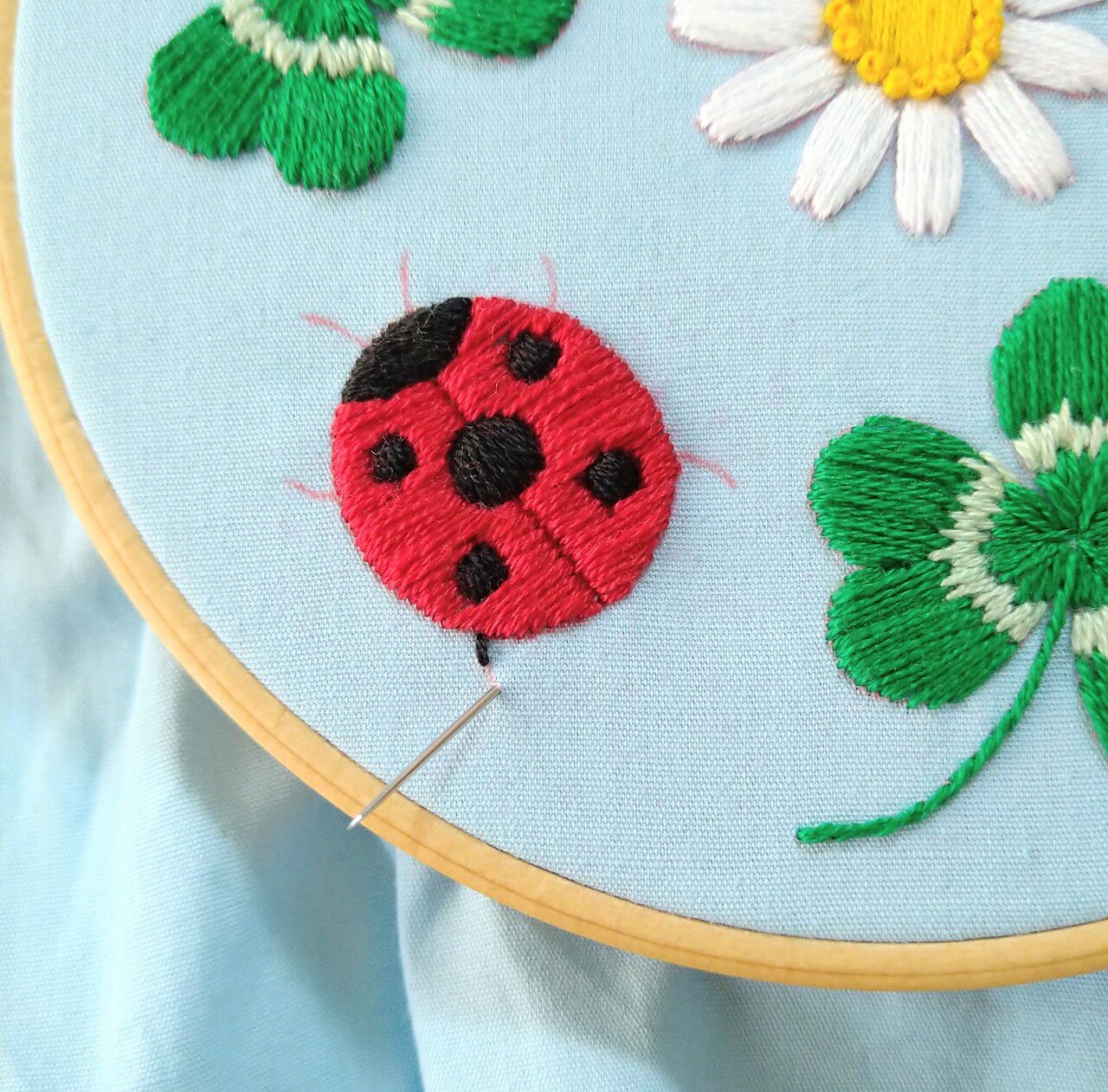てんとう虫とクローバーの刺繍枠キットを作ろう* ステップ11 てんとう虫とクローバーの刺繍枠キットを作ろう* ステップ11