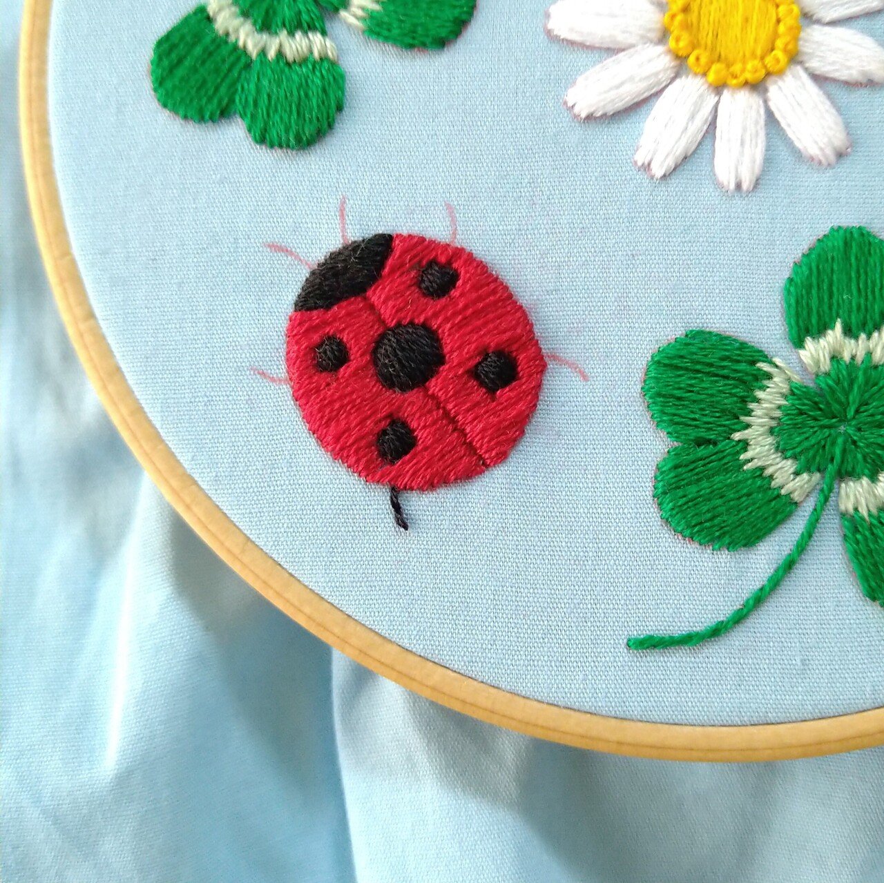 てんとう虫とクローバーの刺繍枠キットを作ろう* ステップ11