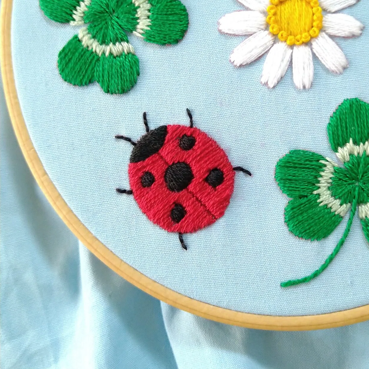 てんとう虫とクローバーの刺繍枠キットを作ろう* ステップ11 