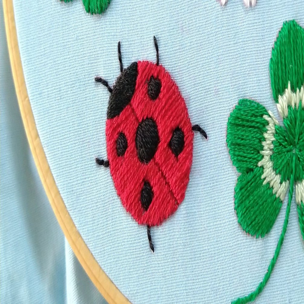 てんとう虫とクローバーの刺繍枠キットを作ろう ステップ11 てんとう虫の刺繍2 Apostrophe S 刺繍雑貨作家 Note
