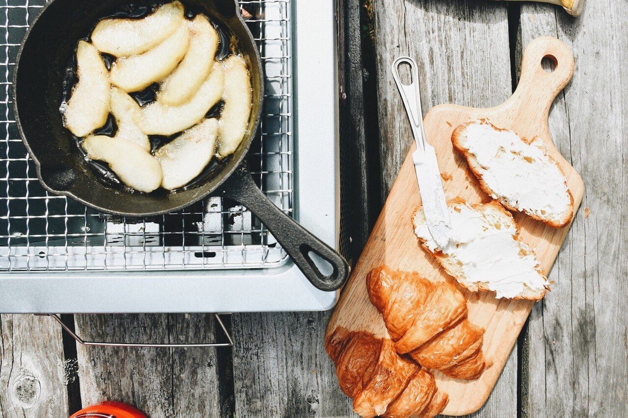 プロが教える 絶品キャンプレシピ 50 りんごのデザートレシピ ソトレシピ シーザスターズ