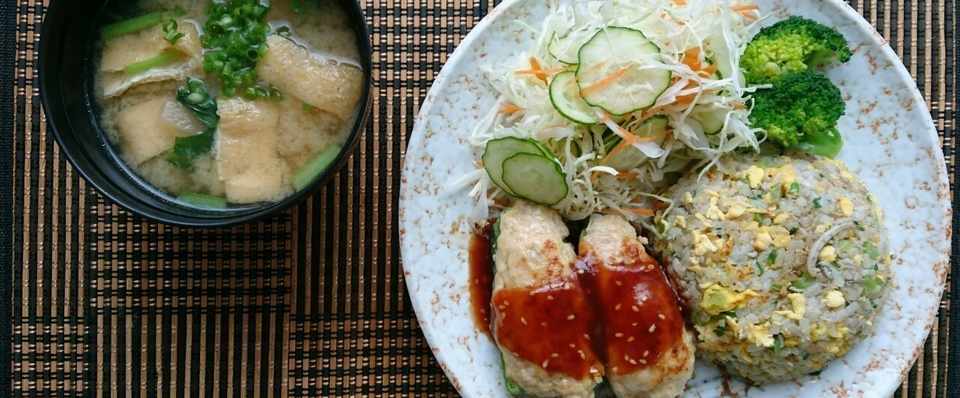 夕ご飯はピーマンの肉詰め キャベツの千切りサラダ シラスのチャーハン 油揚げと大根のお味噌汁 ๑ ๑ ﾓｸﾞﾓｸﾞ ウズ Note