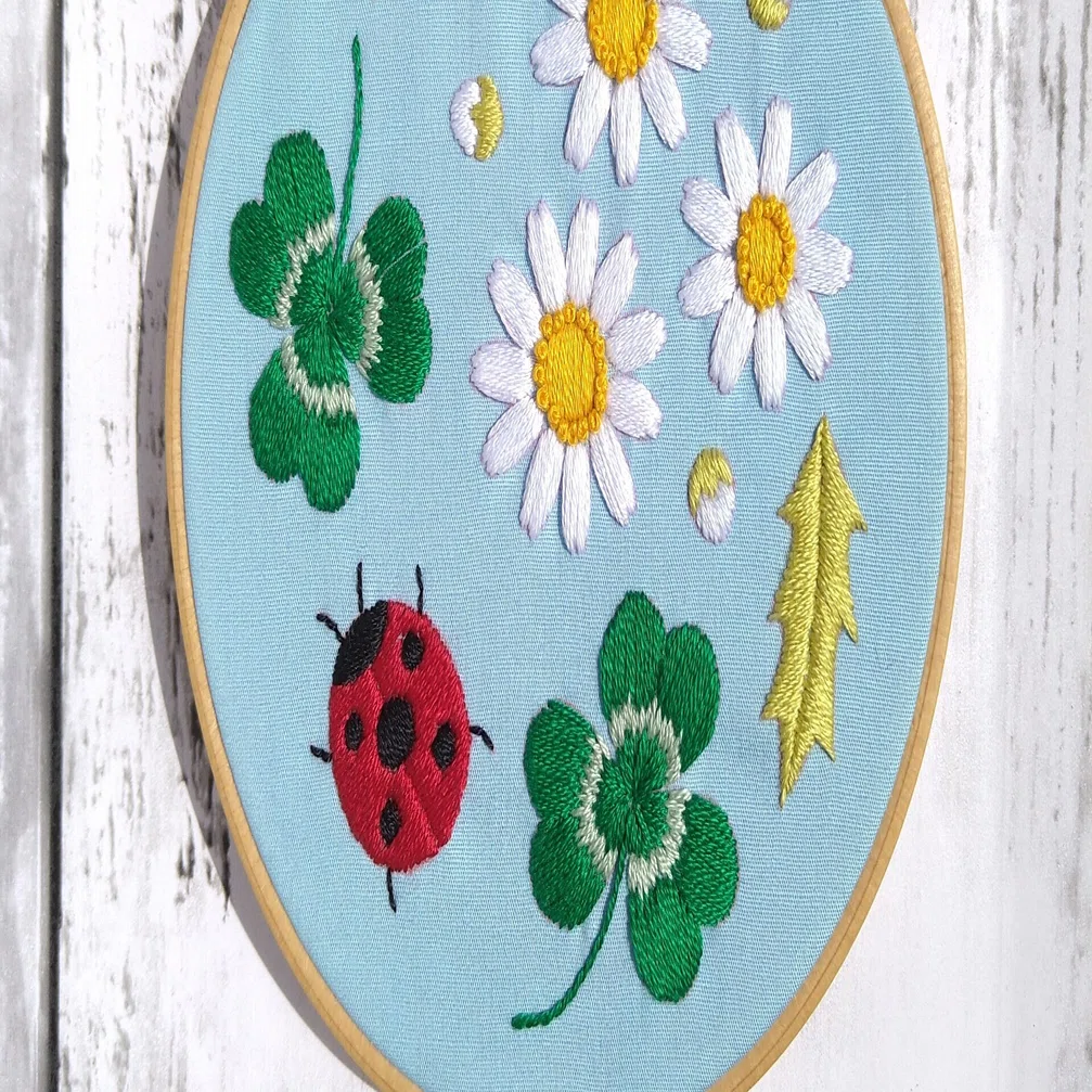 てんとう虫とクローバーの刺繍枠キットを作ろう* ステップ12 〜完成と 