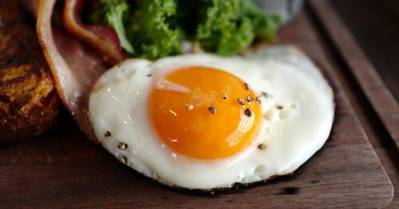 フレンチトーストに目玉焼き、しかもベーコン。シアワセな朝｜サカキ