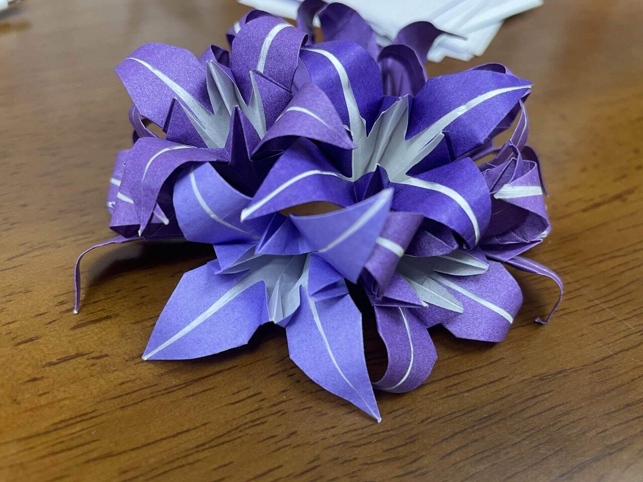 しょうぶの花のくす玉作り中 折り紙四分の1サイズで作っているからか 手先が疲れる 完成まで頑張る みーくん Note