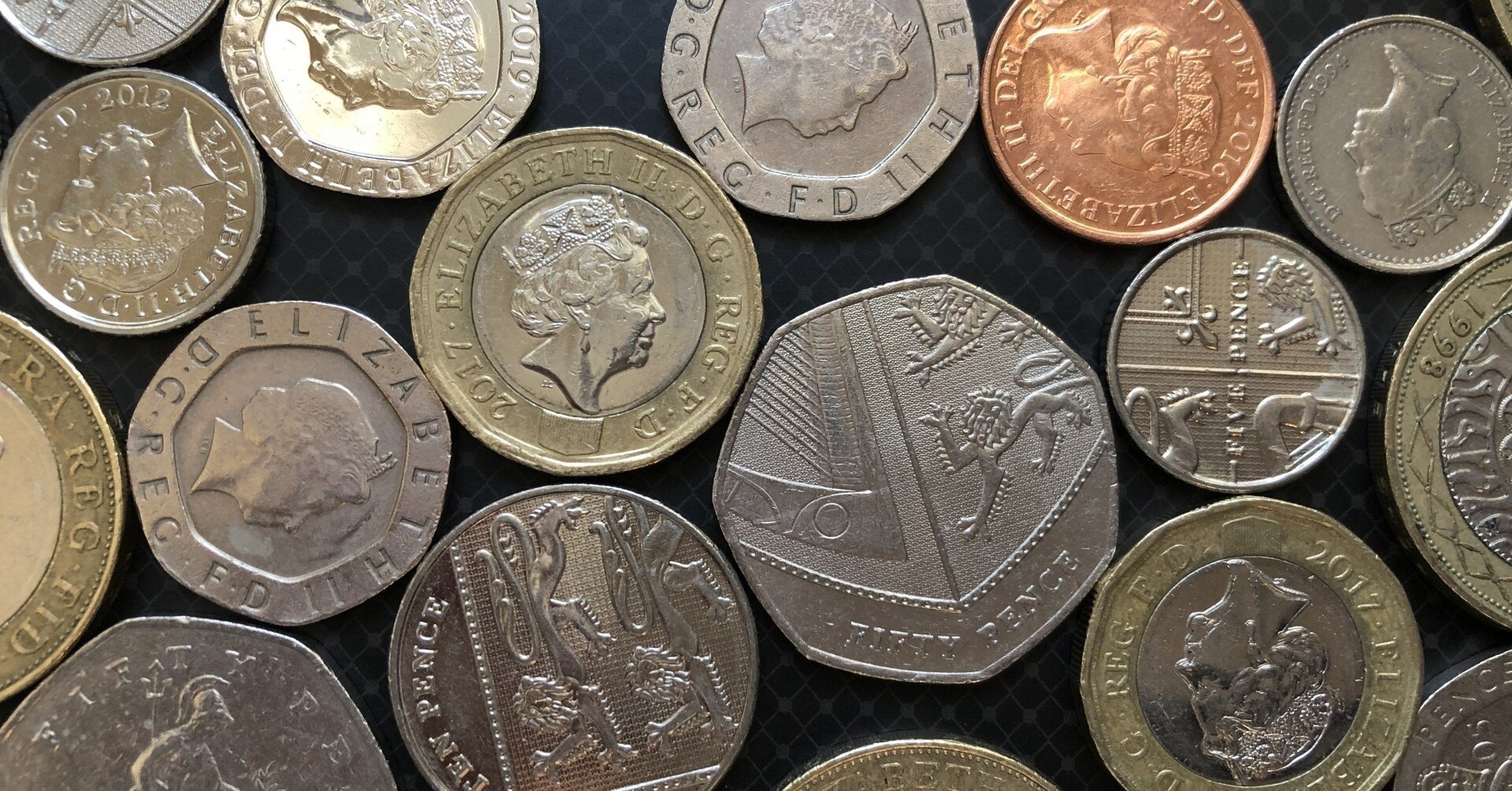 42 日・英、レジでのお金の渡し方が違う⁉｜コノエミズ