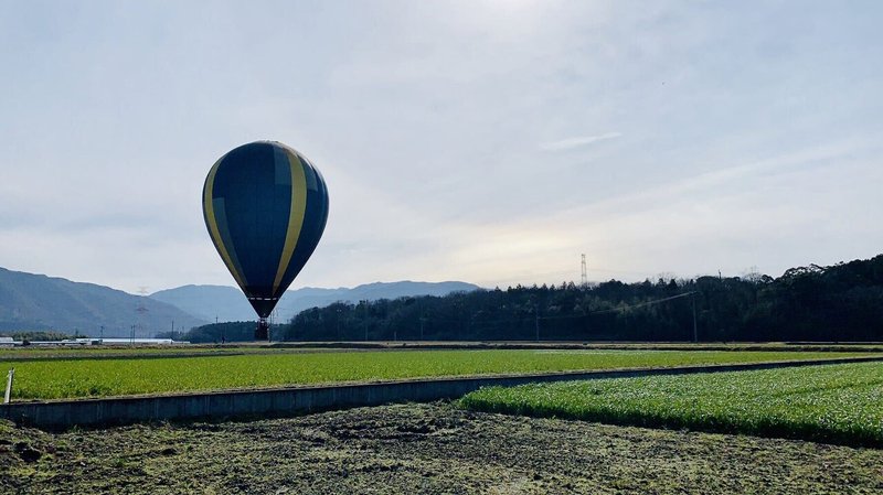 田園の中の気球