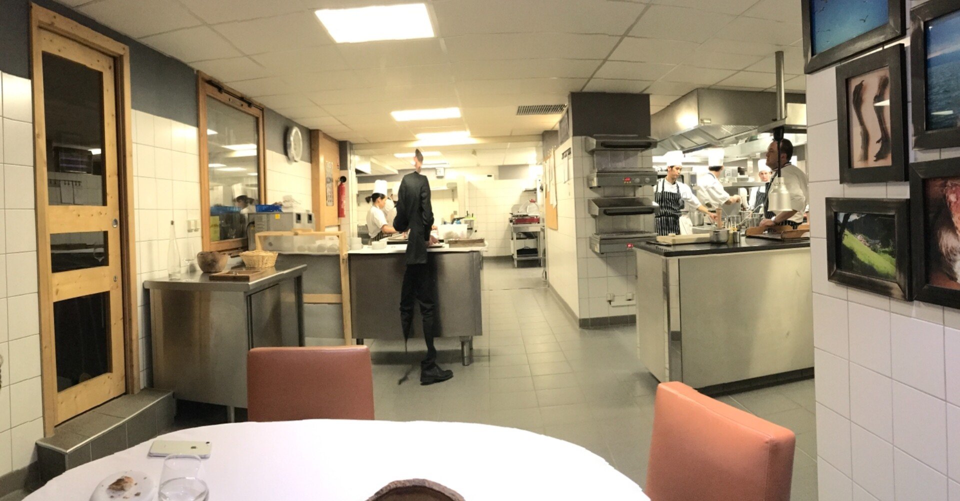 先生、フランスの山奥ヨーロッパアルプスまで料理人の生徒を応援