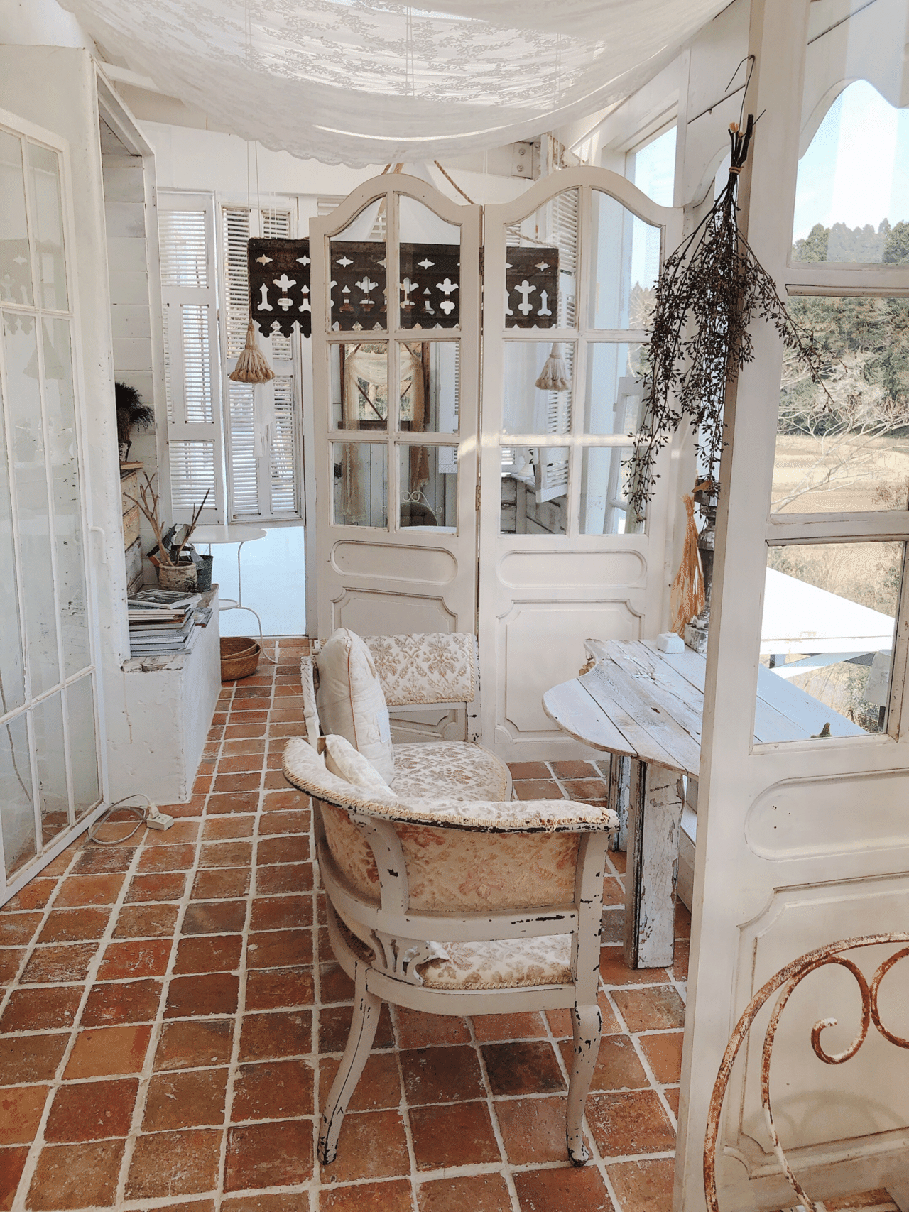 内装】アンティーク探しは宝探し|スコーン&ティーハウス BIRTHDAY MORE 内装】アンティーク探しは宝探し|スコーン&ティーハウス BIRTHDAY MORE